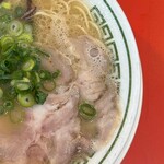 ドライブイン 一幸舎 - 博多とんこつラーメン750円味玉トッピング！右900円