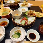 しゃぶしゃぶ・日本料理 木曽路 - 籠盛定食　税込み1430円