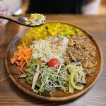 -和-nagomiスパイスカレー＆オーガニックカフェ - 付け合わせの色々野菜が嬉しいです