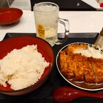 かつゑもん - コク黒カレーかつめし(山形豚上ロース)、ハイボール