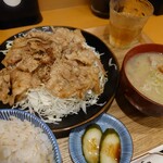 Tonjiru to Genmai no Mise Aoki Shokudo - ばらしょうが焼き　麦飯