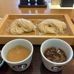 Kanbun Gonendo Akita Ten - 麺が二種、つゆも二種、どっちも美味しい