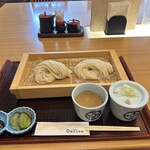 Kanbun Gonendo Akita Ten - 左が生麺、右が乾麺