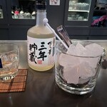 sunakku koto - スナック古都さんで麦焼酎をキープ。