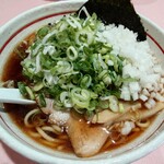 Ramen Kenkyujo - 2024年9月　黒醤油　スープ5番　中太麺＋青ネギ増し＋玉ねぎ＋鶏ワンタン3個　890＋120＋120＋200円