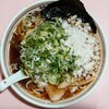 Ramen Kenkyujo - 2024年9月　黒醤油　スープ5番　中太麺＋青ネギ増し＋玉ねぎ＋鶏ワンタン3個　890＋120＋120＋200円