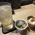 Yakitori Kumawaki - ハイボール　先付け２種① とりぶし（鶏節）豆腐、② 鶏ひね（親鶏）皮ポン酢