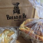 BREAD IT BE - ショッパーとお土産のパン2つ