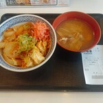 吉野家 - 月見牛とじ丼、あさり汁（肉は成形肉を使用しており牛丼の肉と食感が異なる）