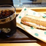 スターバックスコーヒー - コールドブリューとハム&マリポーチーズ石窯フィローネ♪