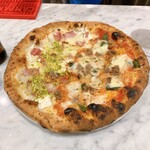 Pizzeria Asso da yamaguchi Nakazakicho Ten - 19番　サルシッチャ　エ　プロヴォラと22番　ピスタッキオのハーフ&ハーフ