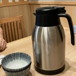 Mongolian Ryori Anda - 塩ミルクティー、モンゴルではツァイと呼ばれるお茶。塩味で脂肪感あるお茶は最初は違和感あるけど料理によく合う。ガブガブ飲んだけど飲みきれない量