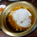 Furusato - 韓国ラーメン定食1000円(税込)
                      麺をある程度食べ終えたらライスin！
                      マナー的に良くないイメージあるかも知れませんが、これが韓国流(◠‿・)—☆
                      カクテキの汁入れると深みが加わり美味しかったです♪