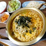 Furusato - 韓国ラーメン定食1000円(税込)
                      麺をある程度食べ終えたらライスin！
                      マナー的に良くないイメージあるかも知れませんが、これが韓国流(◠‿・)—☆
                      カクテキの汁入れると深みが加わり美味しかったです♪