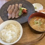 Ibushi cafe - メイン料理（ローストビーフ）、ご飯、漬物、豚汁