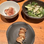 Kushiyaki to Kokoro Katsu - 焼きイチジク、グリーンサラダ、手羽先の皮