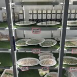 Takano Saketen - 店内奥の冷蔵庫には、鶏刺し。今日は比較的残っていましたかが、必ず予約して行かれた方がいいかと思います。