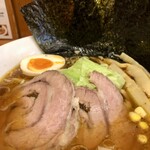 牛こくラーメン まる勝 - トッピングがデフォで充実のオールインワン