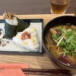 Cram Cafe - 料理写真:おむすび2個セット¥770‼️角切りベーコン黒胡椒がアクセントのとうもろこしおむすび、中身までガッツリきんぴらごぼうおむすび❣️大きな汁椀には存在感たっぷりのさつまいも、舞茸、しめじ、油揚げ…秋ですね〜