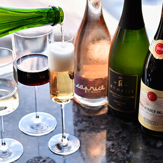 Carefully selected by mixologists. Pairing wines and mocktails to match the dishes.