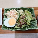 Ume no Kido - ◯サラダ
                      市販の胡麻ドレッシングが掛けられていた
                      
                      後はゆで卵半分とマカロニサラダも付いてた
                      
                      マカロニサラダはコーンと
                      茹でた人参が入っていて
                      思っていたよりも美味しい味わいだなあ