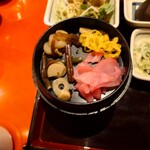 Sakai Tei - ◯ご飯
                        蓋を開けるとお漬物が出てきた