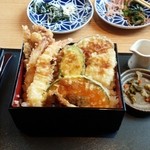 山形蕎麦と串揚げのお店 焔蔵 ATALATA店 - げそ天ぷらやズッキーニ天ぷら
                                珍しい？(^_^)b