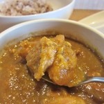 HAPPY cafe 食堂 - ⑥鶏モモ肉のチキンカレーです　旨みある森林鶏のモモ肉がたっぷり