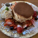 Kakigoori & Cafe Shuuchan Tachi no - 苺のティラミスパンケーキ