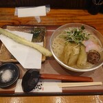 Kamiraku Udon Mimi - 焼きなすと香味野菜のひやかけうどん＋アスパラガス天