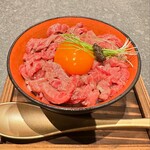 和牛焼肉わ - 和牛レアユッケ飯   ご飯とユッケが一緒に食べられる理想の丼