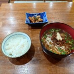 中華山本 - ランチ限定
●ニンニク台湾ラーメン＋油淋鶏＋小ライス　500円❗️
●中華飯　500円

合計　1,000円　を注文し直したら（笑）