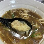 Ramen Shokudo Tsukasa - トゥルトゥル薄皮の肉ワンタン。鼻から抜ける匂いが気になった。