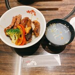 Nikuya Daizen Onagoya Birudingu Ten - 和牛ハラミ丼とスープです