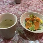 ガネーシュ - 料理写真:高速ででてくるスープとサラダ