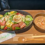 ダイニングバー ノイジー - 料理写真:厚切りベーコンとアボカドのサラダオムライス