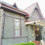 STARBUCKS COFFEE Hirosaki Koenmae Ten - 切り妻破風の玄関