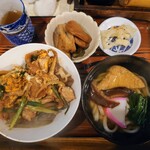 御鷹庵 - 令和6年9月
            親子丼定食 税込800円
            親子丼、うどん、小鉢、漬けもの