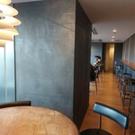 ZEBRA Coffee&Croissant Shibuya Koendori Ten - 入店してすぐ細長いスペースが