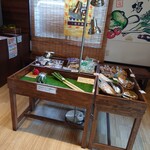 農家食堂はるな - 野菜やら煎餅、野田塩、乾燥物の海藻とか色々う販売してた。