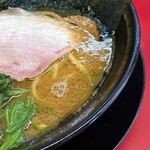 Iekei Ramen Oudouya Jikiden Tonomaruya Yashio Ten - 濃いめ多めで鶏油と醤油のバランスがいいスープ。