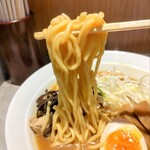 豚のとん太くん - 醤油豚そばの麺リフト