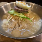 Korean Izakaya & Chicken Urizippu - 水冷麺1200円。17時でも消費税込みだった