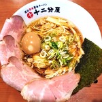 Jukusei Shoyu Ramen Junibunya Joyo Ten - 『特製 十二分屋そば』(1100円)!! 麺皿には、レアチャーシュー４枚、海苔1枚、細長いメンマ、刻みネギ、味玉が盛られている～!!( ^o^)ﾉ