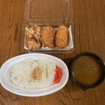 Mochikaeri Curry New Delhi - カレーライス 500円　鶏もも唐揚げ(3個) 180円　コロッケ牛カルビ140円　コロッケエビクリーム 140円