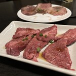 Yakiniku En Ishigamikoen Ten - 奥がタン、手前がカイノミ