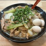 自家製麺 つむぎ - 料理写真:上州かみなり麺(麺200ｇ)、うずら3個、肉増し、無料トッピングアブラ