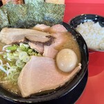 Iekei Ramen Oudo Oudo no Shirushi - ラーメン（900円）＋燻製チャーシュー2枚増し（160円）＋煮バラ（100円）＋味玉（150円）＋きざみネギ（100円）＋ライス並（160円）