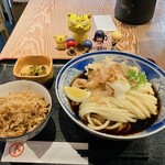 出雲そば やきとり とびた - いかゲソ天ぷらうどん冷大　900円(税込)　※かやくご飯付き