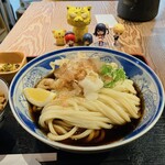 出雲そば やきとり とびた - いかゲソ天ぷらうどん冷大　900円(税込)